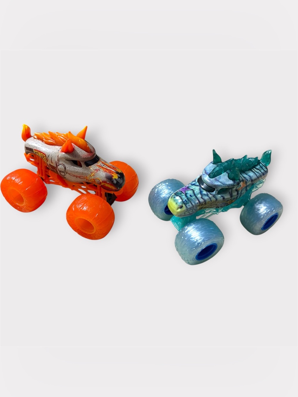 Monster Jam Earth vs Surf Loose
2-Pack - Horse Power & Aqua Stallion 1:64